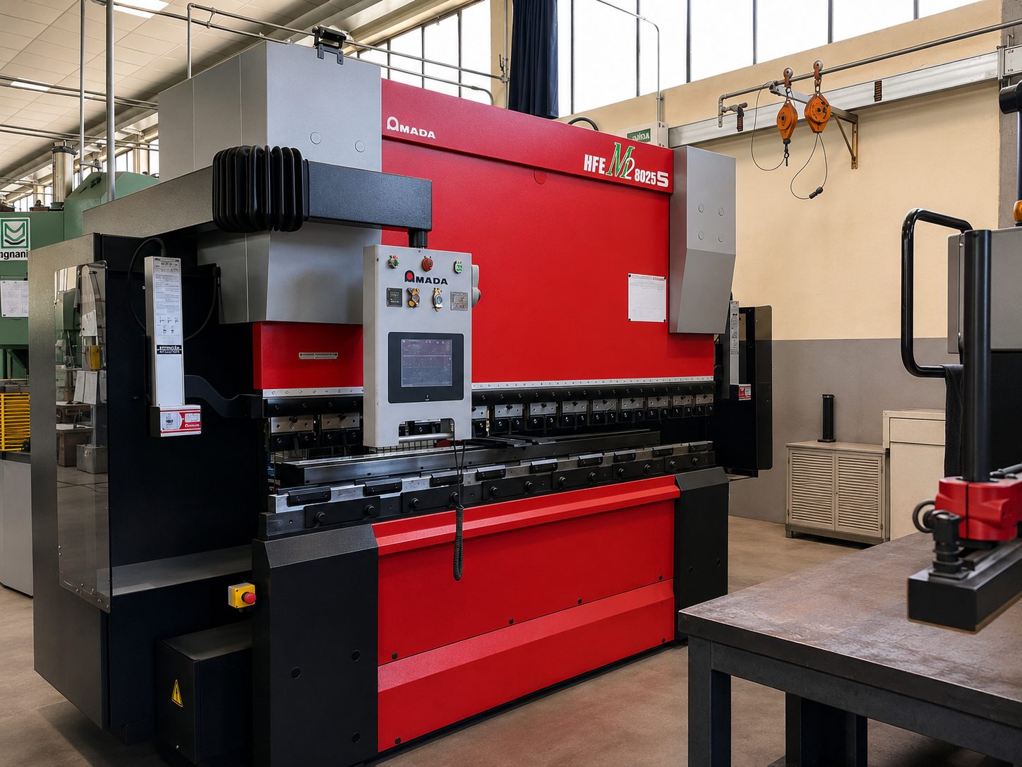 Macchina utensile in officina